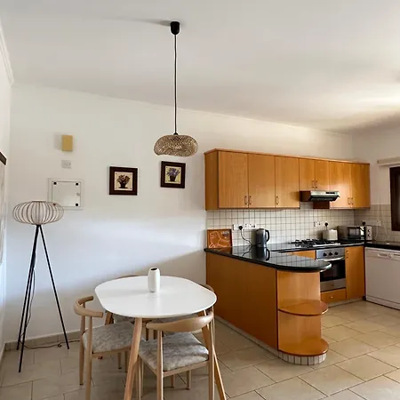 Relaxing Gateway In Limassol Apartment