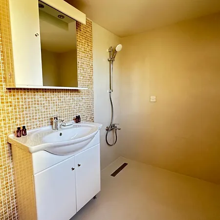 Apartment Ground Floor Apartment For 4